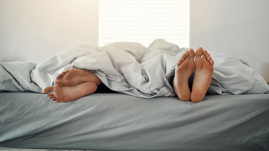 स्लिप डिभोर्स : जोडीहरू छुट्टाछुट्टै सुत्दा स्वास्थ्यमा सुधार ल्याउँछ ?